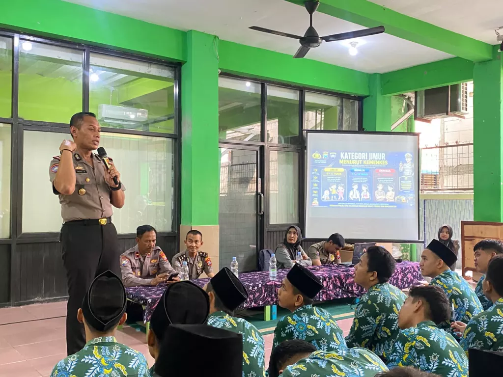 Cegah Kenakalan Remaja, Polresta Sidoarjo Edukasi Bijak Medsos di MA Nurul Huda