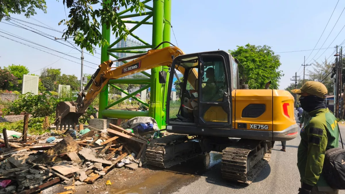 Pemkab Sidoarjo Tertibkan Bangunan Liar di Frontage Road Waru